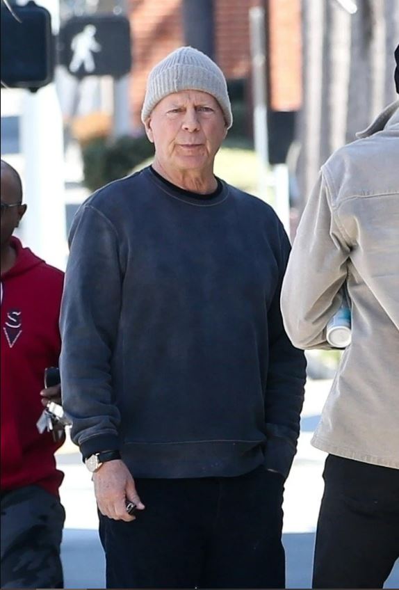 患失智布鲁斯遭狗仔大呼小叫!妻泪诉恳求:请给他空间与尊重