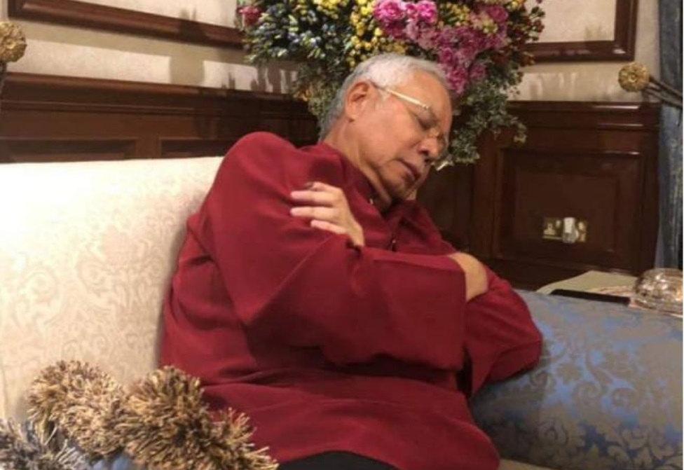 慕尤丁睡不著被酸“有错才怕”?纳吉发睡沙发照证明睡得好