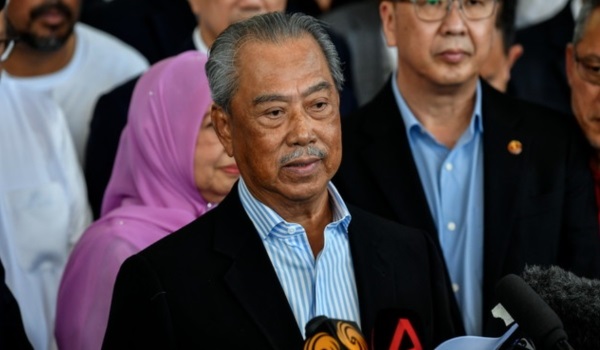 慕尤丁睡不著被酸“有错才怕”?纳吉发睡沙发照证明睡得好