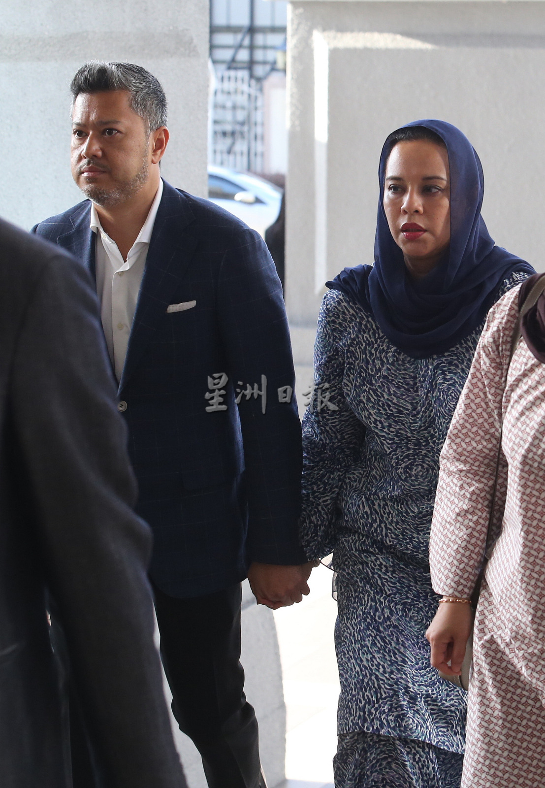 慕尤丁银行转账200万保释金·歌手女儿给父精神支持