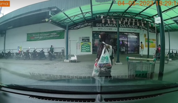 手推车乱放挡车 妇女自私行为被网批“文明一点”