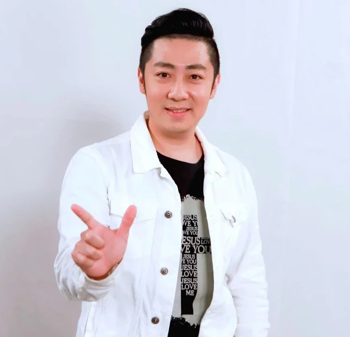 才赴台缅怀胞兄返古晋 艾成胞弟艾翔心肌梗塞猝逝