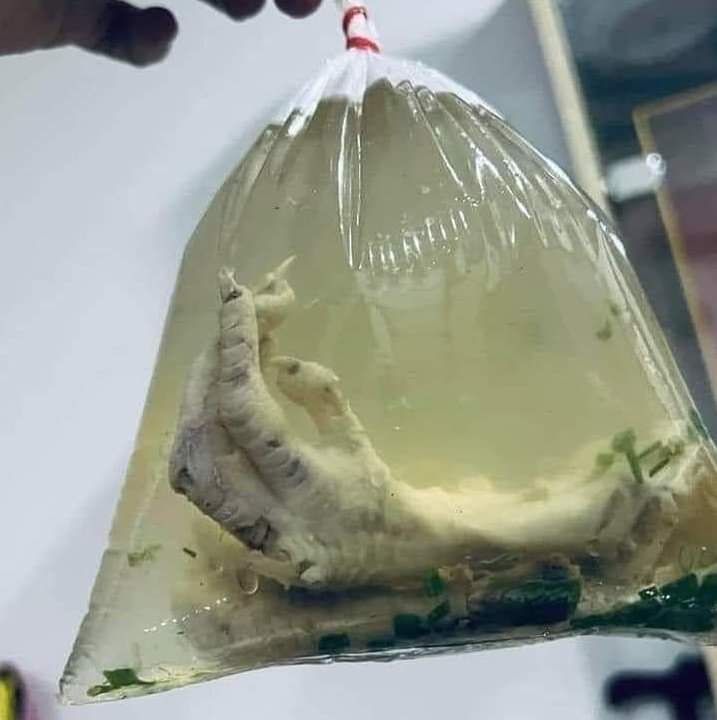 打包鸡饭送鸡爪汤 男:鸡爪还有长甲太恶心!
