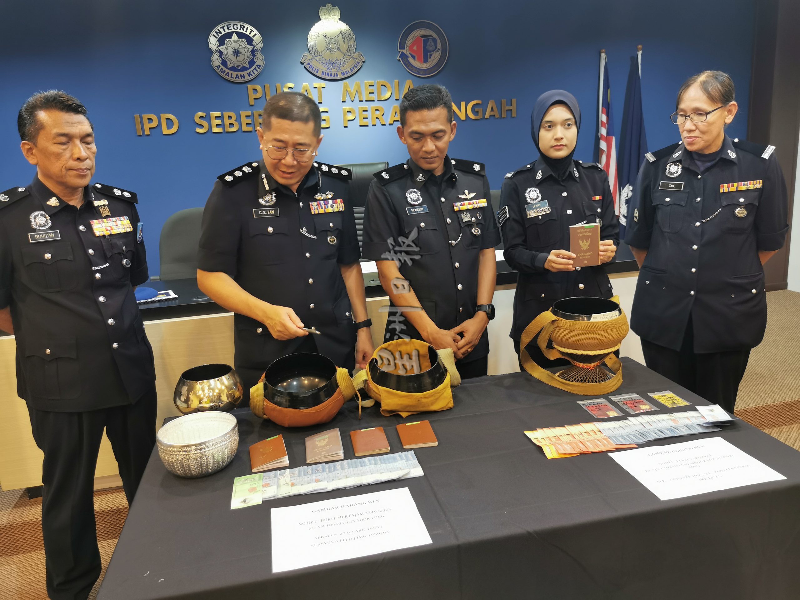 托钵要钱不要食物 威中警方捕5假和尚尼姑