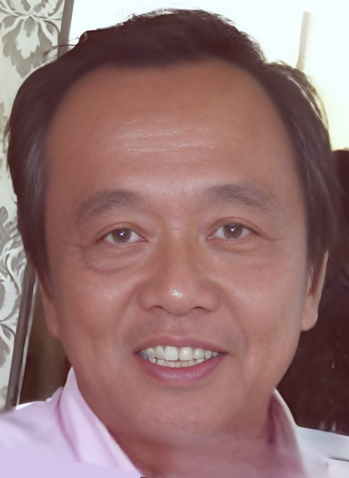 扫墓倒退汽车撞坟墓 墓主后人不追究