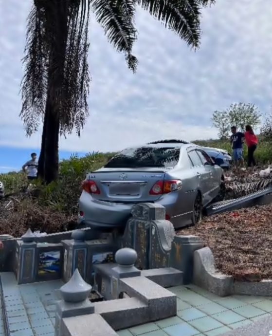 扫墓倒退汽车撞坟墓 墓主后人不追究