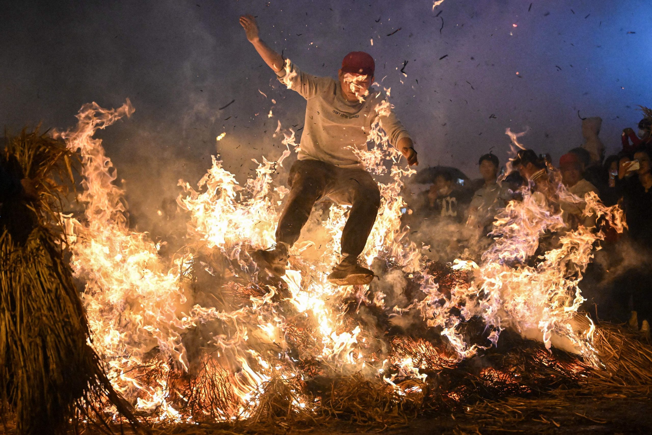 拚图/居民跳火堆祈求祛除霉运