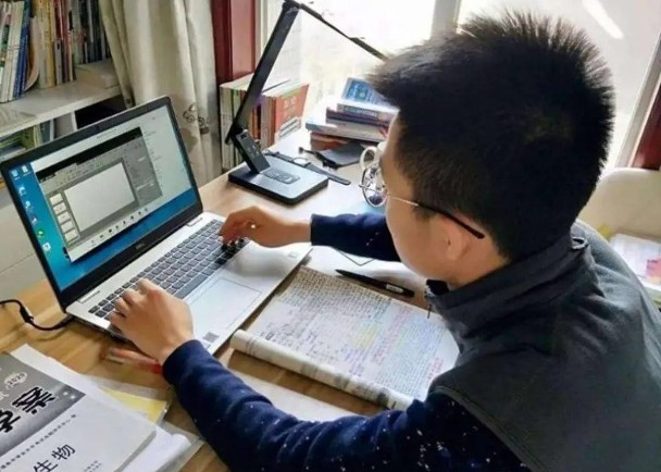 拚盘/青岛学校用App给功课 学生需花钱买服务查成绩