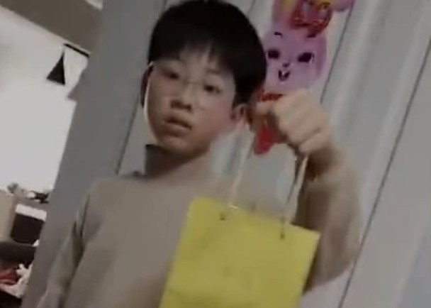 拼盘／9岁童用压岁钱　买金银饰物赠家人