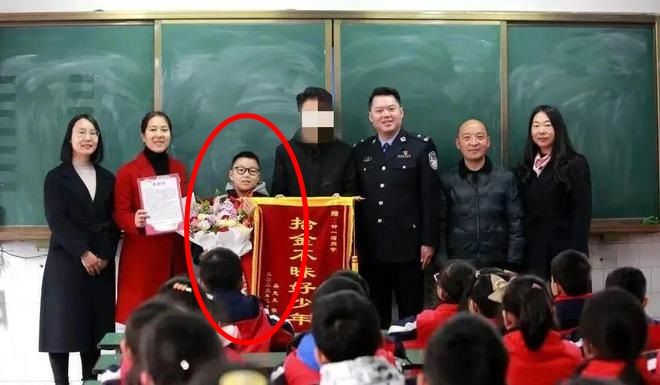 拼盘/放学捡到价值70万金饰!国小弟呆站原地守护 失主感动送大礼