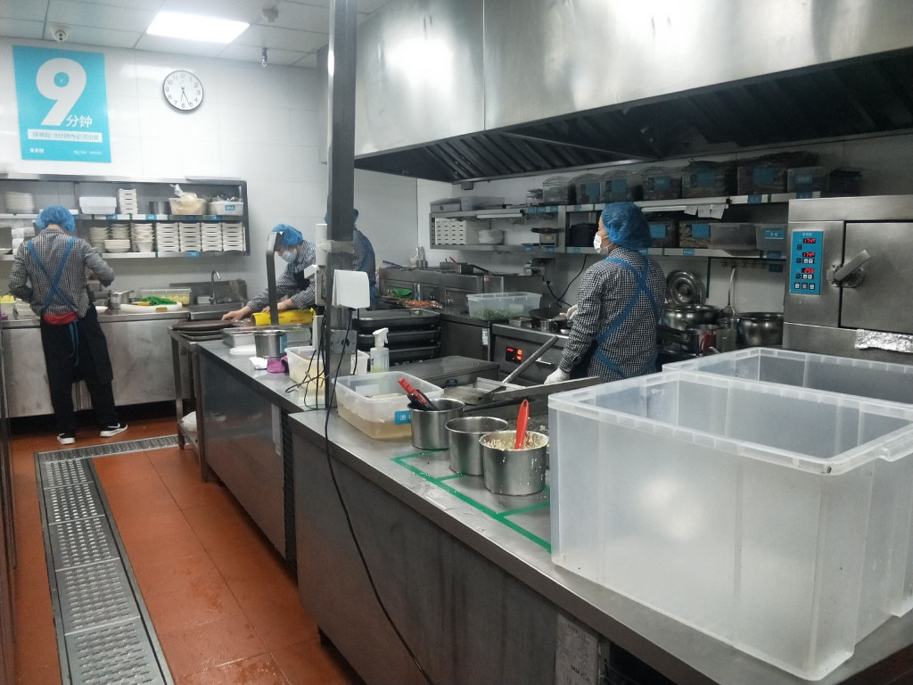 拼盘/网红烤鱼店被揭垃圾桶捞回食材奉客 负责人:只要不臭继续用