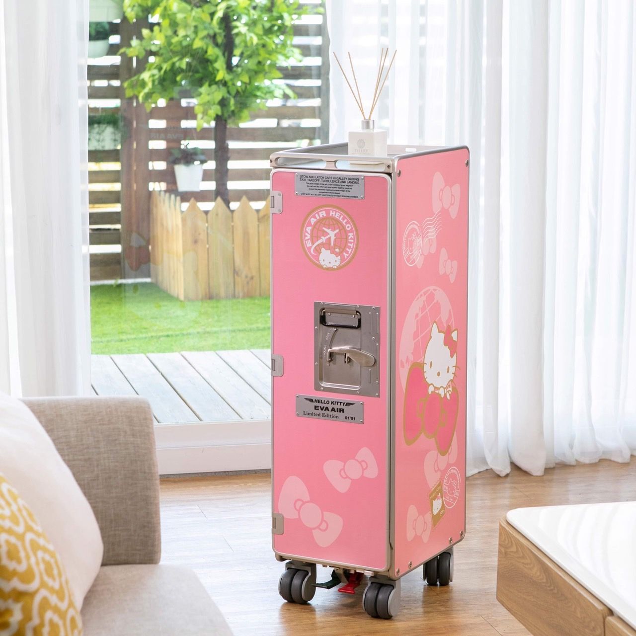 拼盘/长荣航空Hello Kitty餐车开卖 全球限量80台