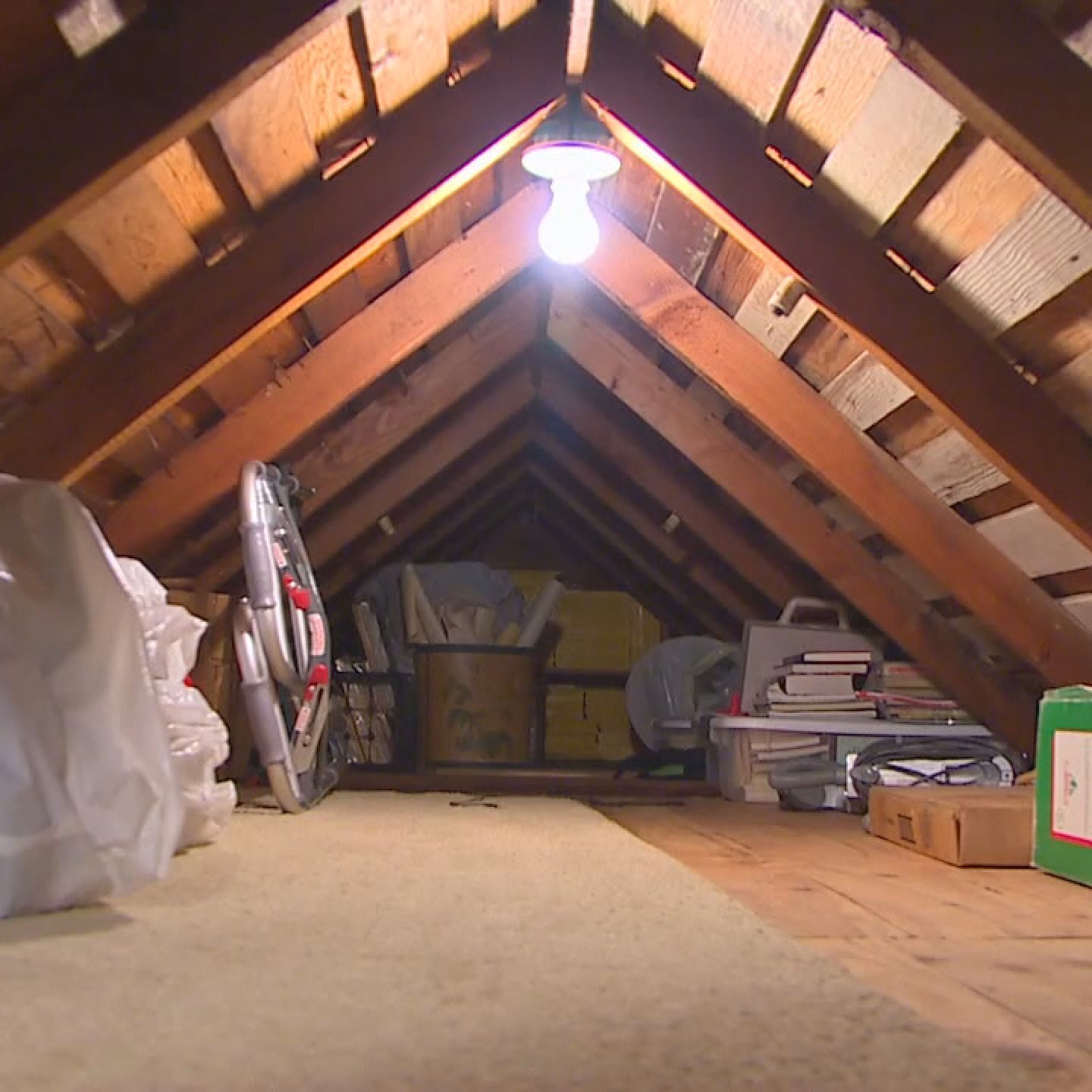 拼盘/阁楼连3天发出怪声 独居男一开门惊见住著长发女子