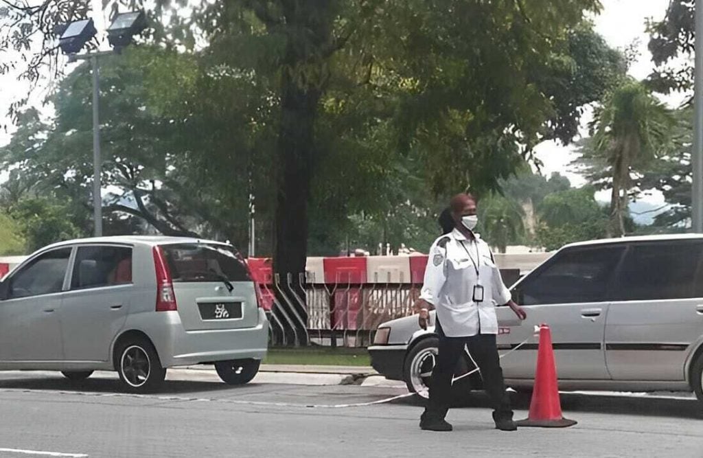 提供110%服务正能量 女保安为医院注入暖流 