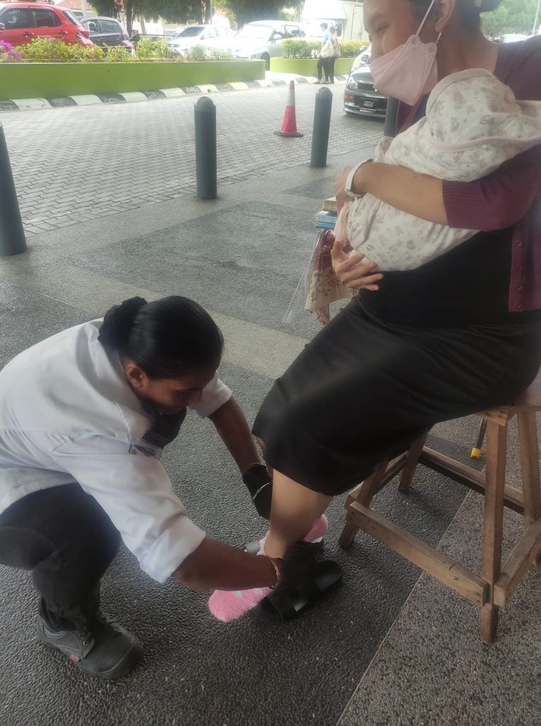 提供110%服务正能量 女保安为医院注入暖流 