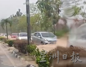 数辆轿车抛锚 大雨使务边路往怡保方向积水