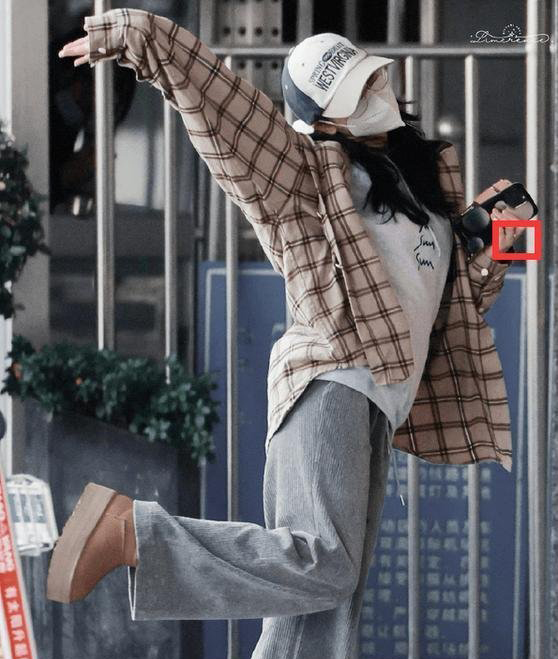 无名指戴钻戒  迪丽热巴被质疑隐婚