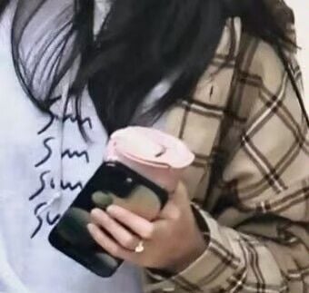 无名指戴钻戒  迪丽热巴被质疑隐婚