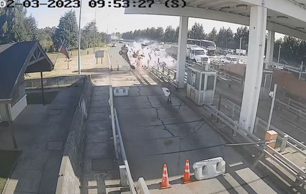 时速200公里撞收费站 瞬间爆炸男子惨死