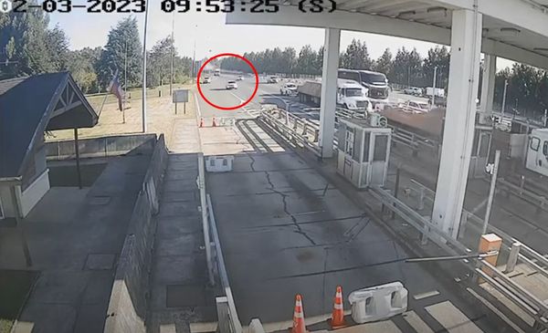 时速200公里撞收费站 瞬间爆炸男子惨死