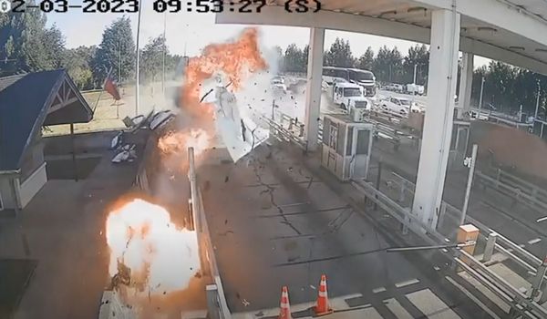 时速200公里撞收费站 瞬间爆炸男子惨死