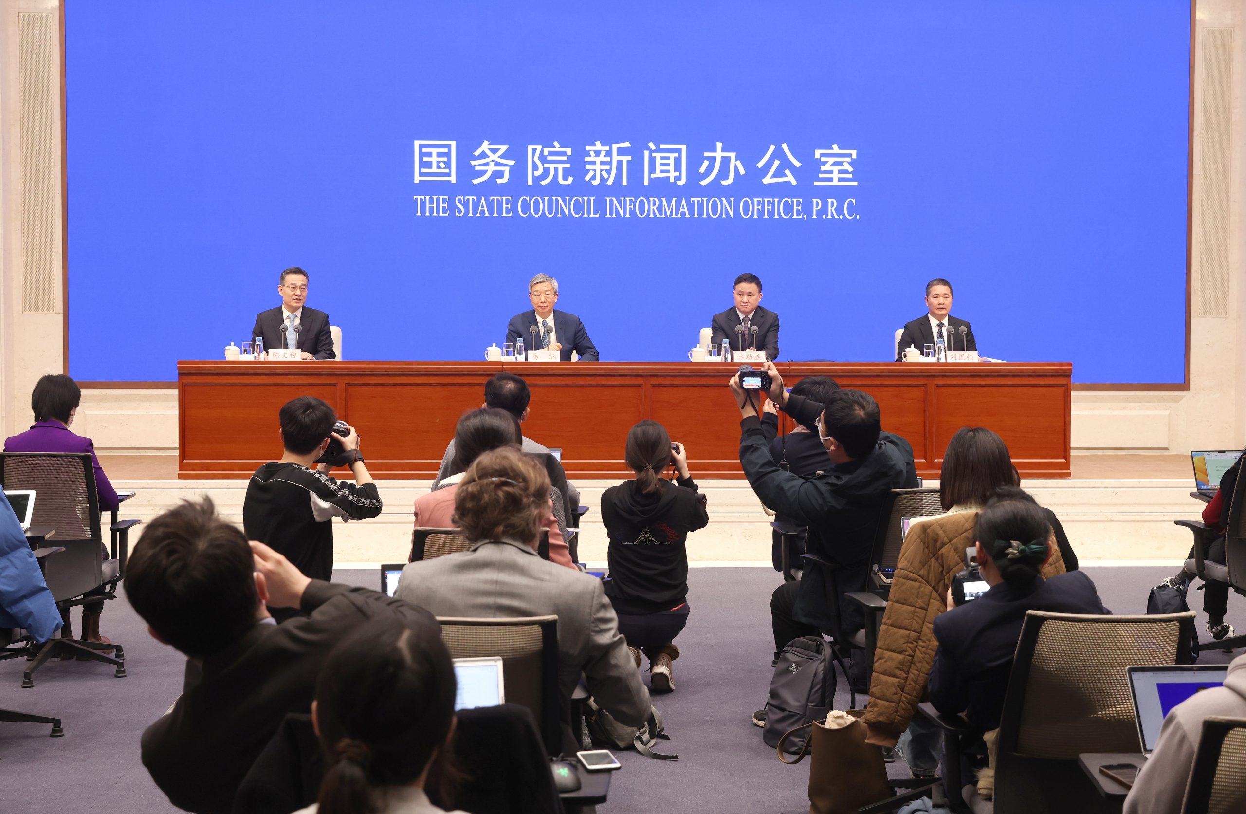 易纲:加强监管金融活动 将推动《金融稳定法》