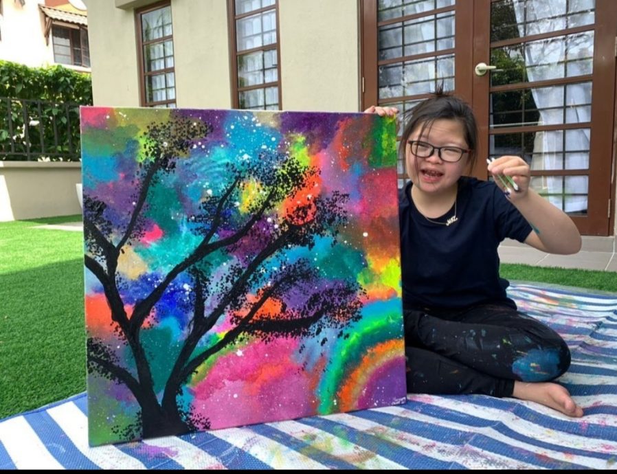 作画筹款助孩童动心脏手术 唐氏症女童首获表扬