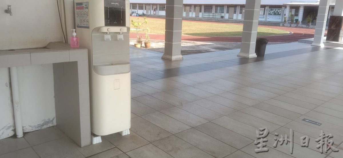 学生每天背水上学,巫裔师心疼,报效滤水器给华中