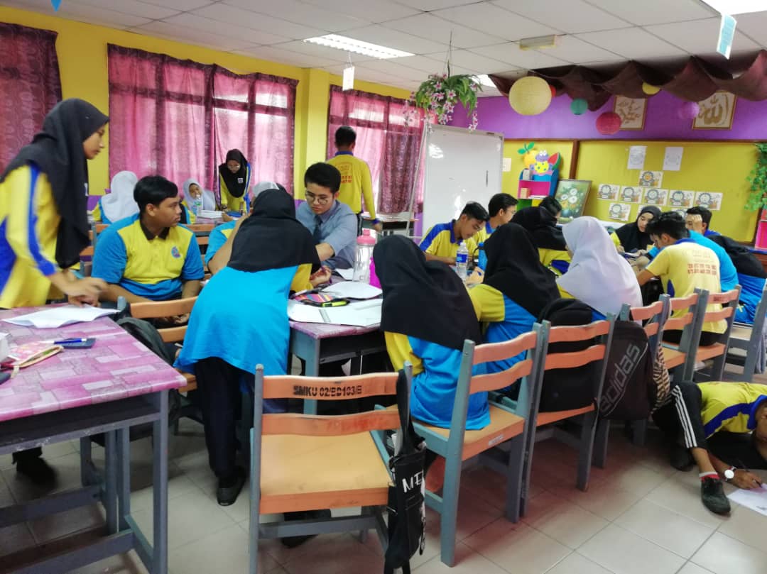 17岁的曾智杰已开始为中四及中五的学生提供义务数学补习，此义务补习至今已走过约7年的光阴，他也为超过500名学生提供了义务补习。