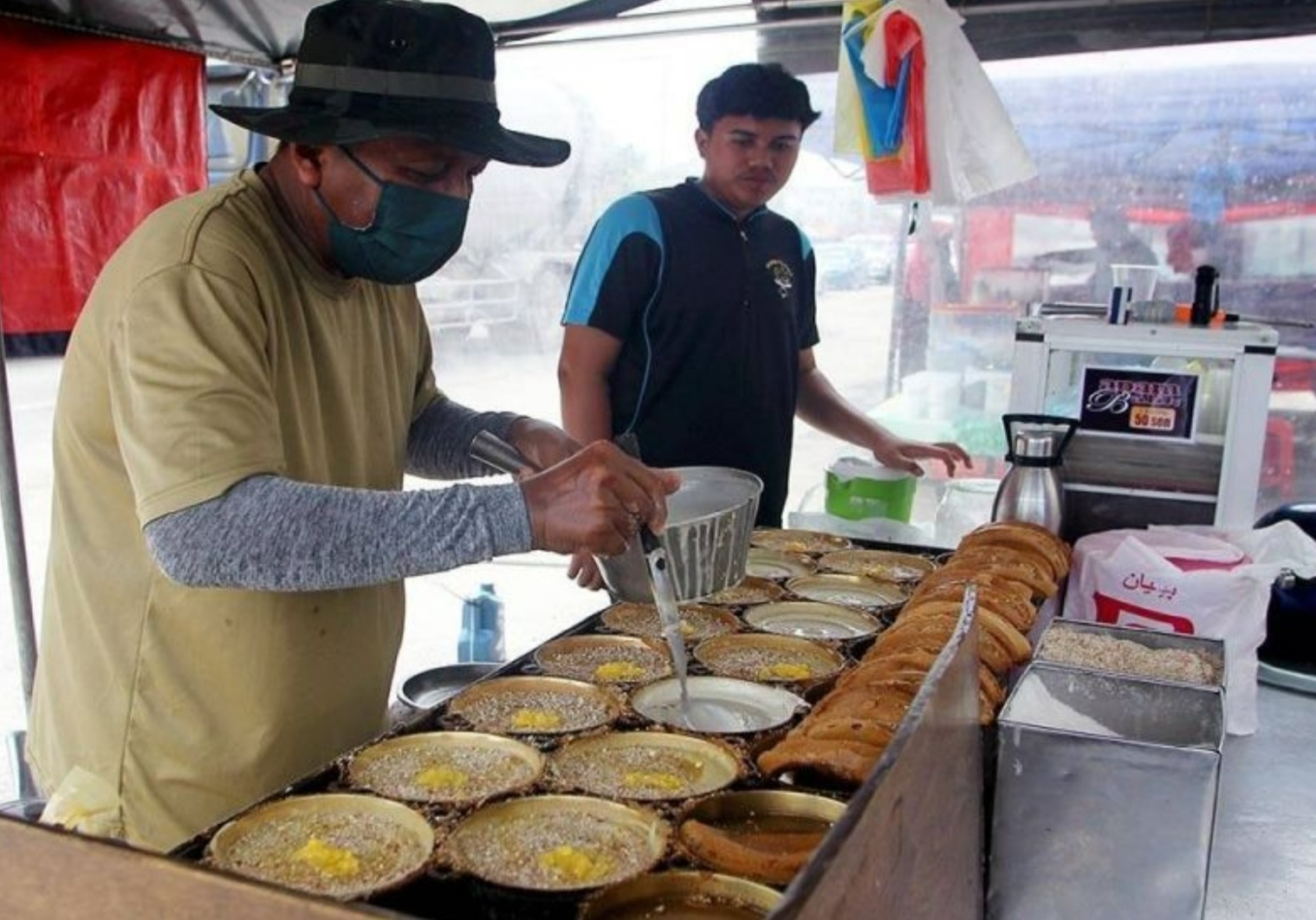 曼煎糕只卖50仙25年来不起价!小贩:赚不多但养得起6儿 已知足