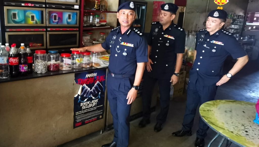 曼绒14间茶室和手机零件店 涉非法赌博遭警切断电供