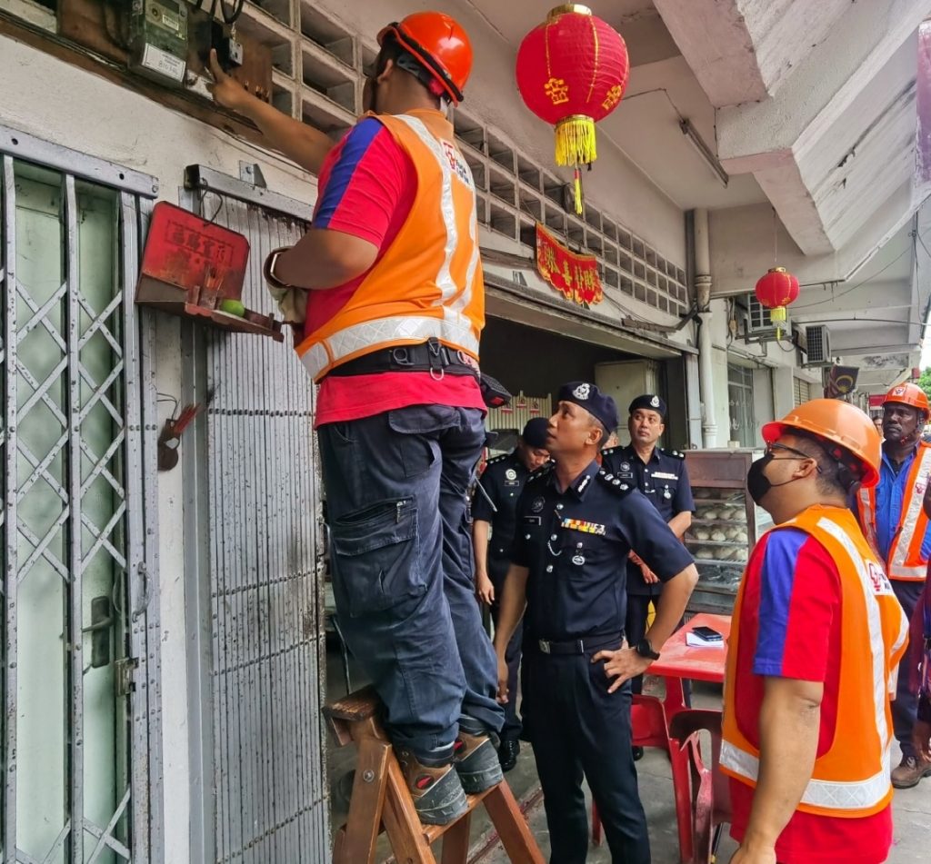 曼绒14间茶室和手机零件店 涉非法赌博遭警切断电供