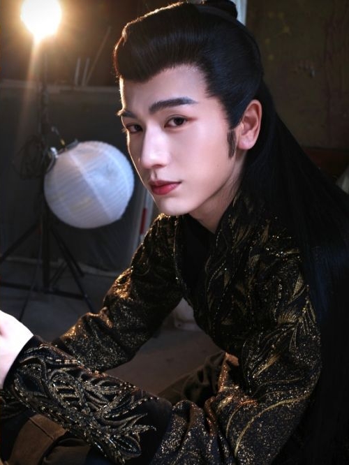 曾被酸整容怪配丑人 虞书欣张凌赫2搭造型曝光打脸