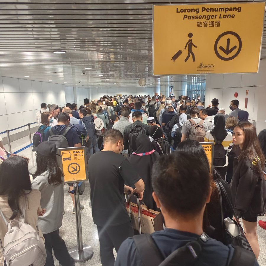 机场接驳电车故障引众怒 “走路去终站到何时?”