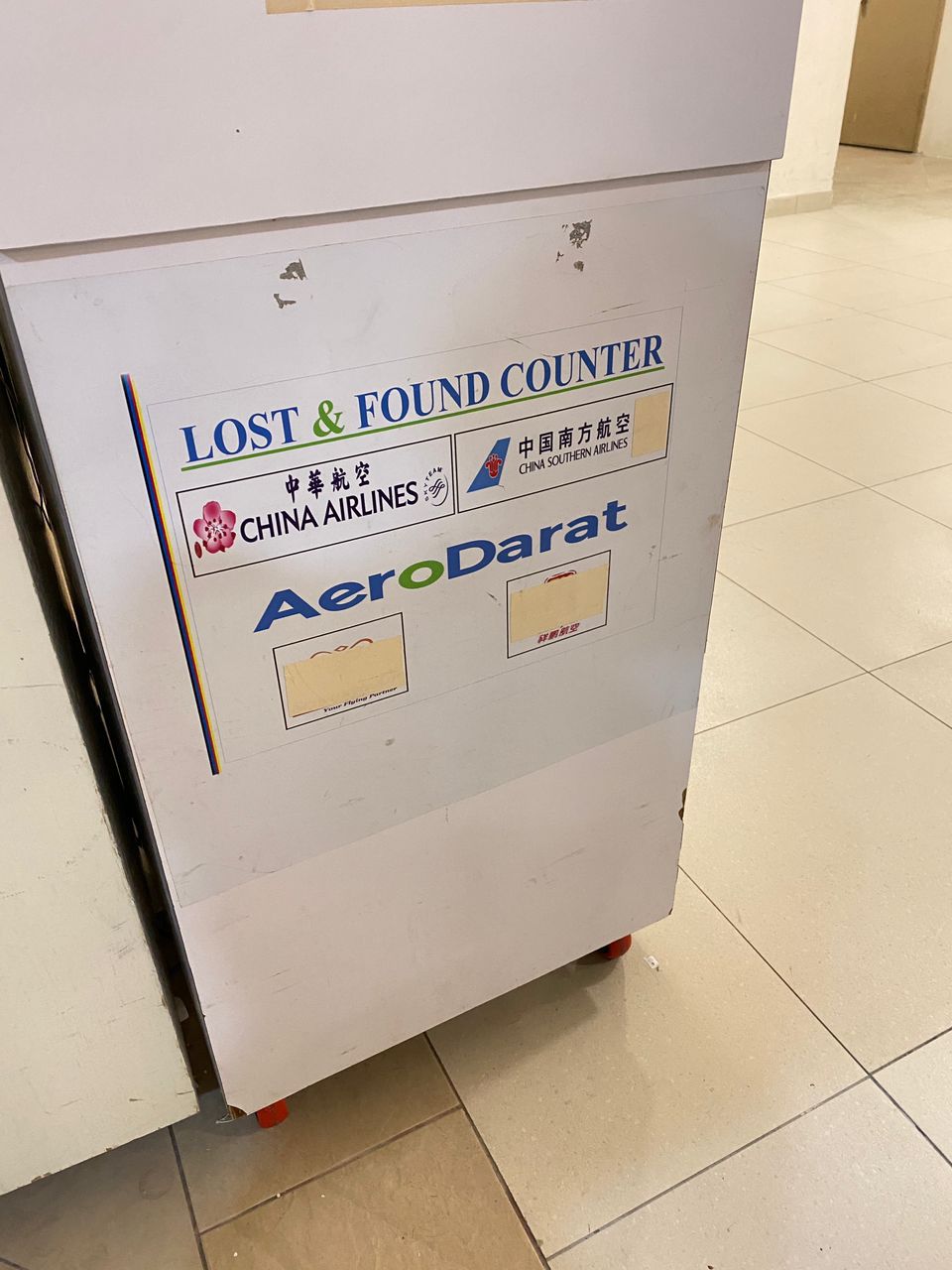 机场申报行李箱裂开  旅游达人：我被10多人围攻 