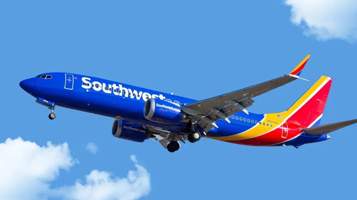 机长飞行途中突晕倒 休班机师出手协助成功降落