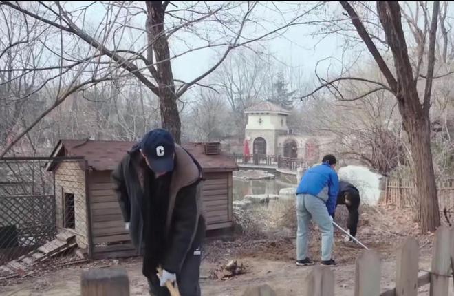 李亚鹏扛锄头下地干活 工具太新仰头大吼遭嘲作秀