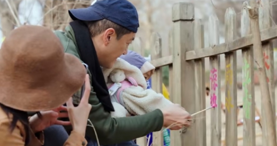 李亚鹏扛锄头下地干活 工具太新仰头大吼遭嘲作秀