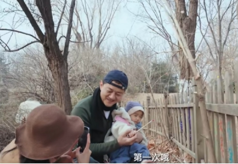 李亚鹏扛锄头下地干活 工具太新仰头大吼遭嘲作秀