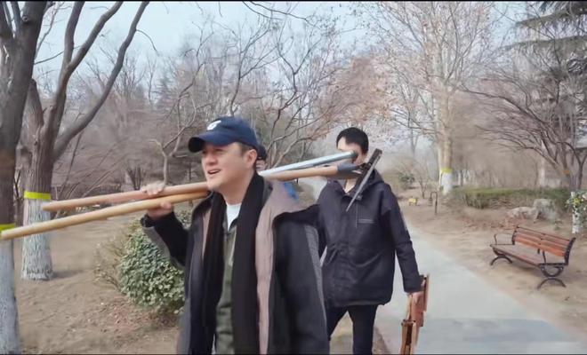 李亚鹏扛锄头下地干活 工具太新仰头大吼遭嘲作秀