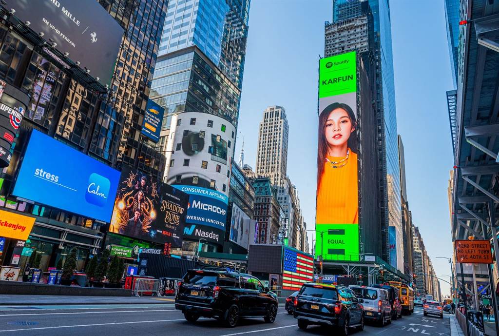 李佳欢加盟华纳音乐  登时代广场巨屏要炫耀一辈子