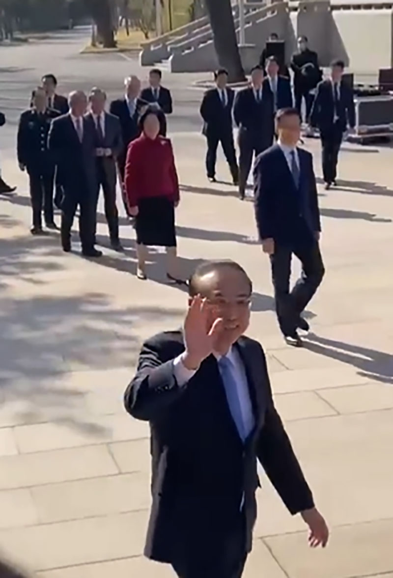 李克强将结束总理任期 携国务院全体人员拍“毕业照”