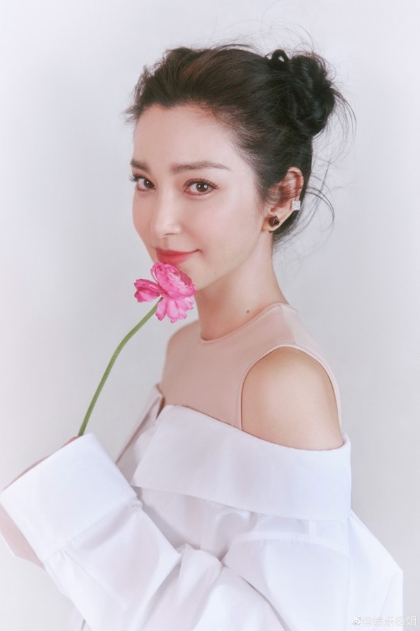 李冰冰绑丸子头被酸“装嫩”