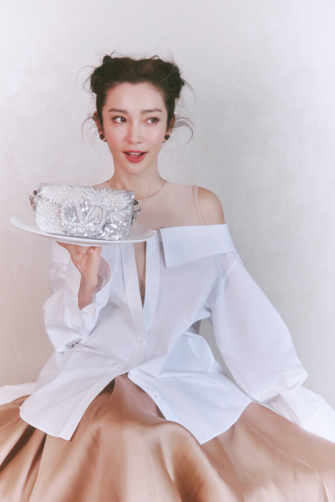 李冰冰绑丸子头被酸“装嫩”