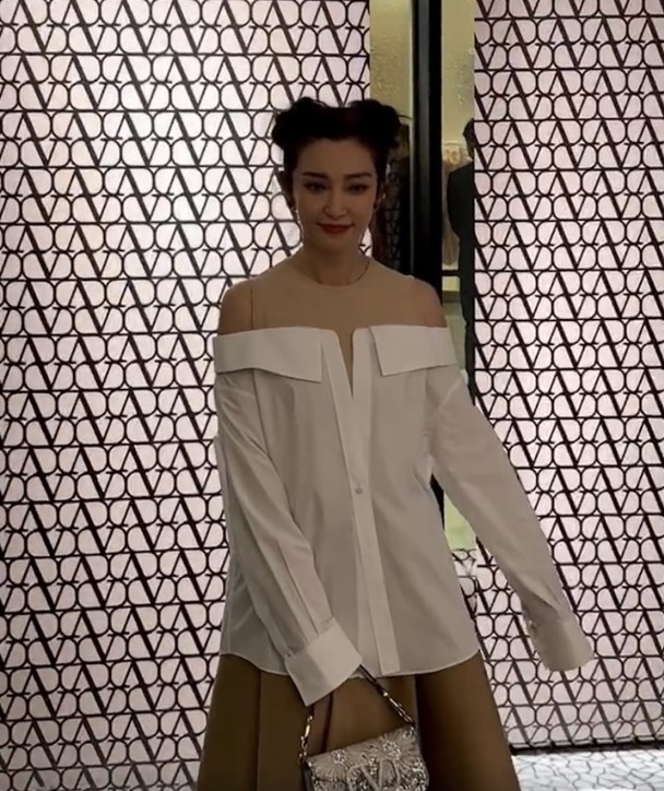 李冰冰绑丸子头被酸“装嫩”