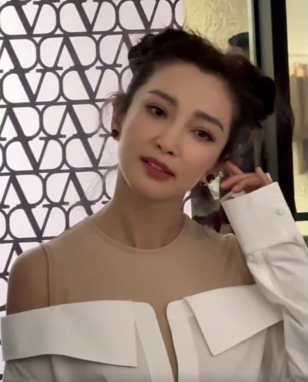 李冰冰绑丸子头被酸“装嫩”