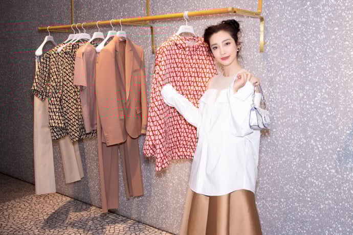 李冰冰绑丸子头被酸“装嫩”