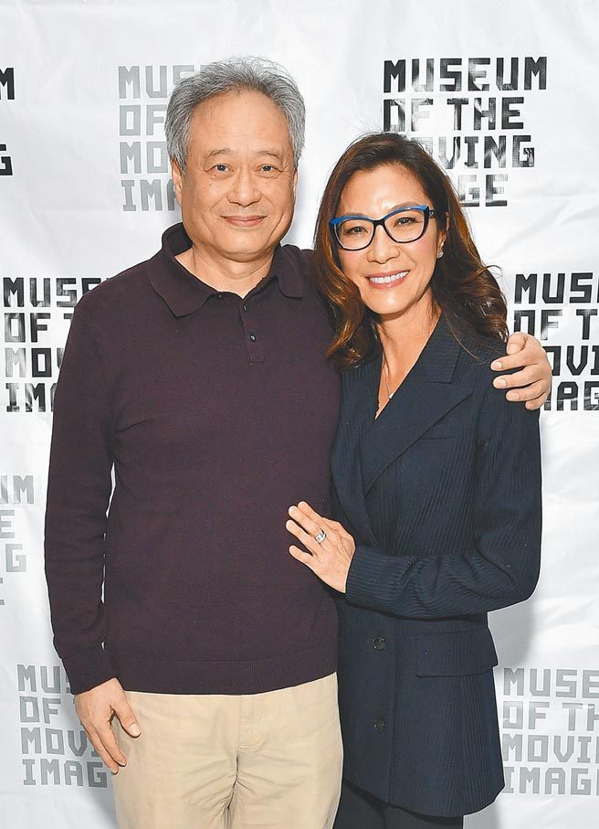 李安发文祝贺杨紫琼 李连杰典礼现场送抱