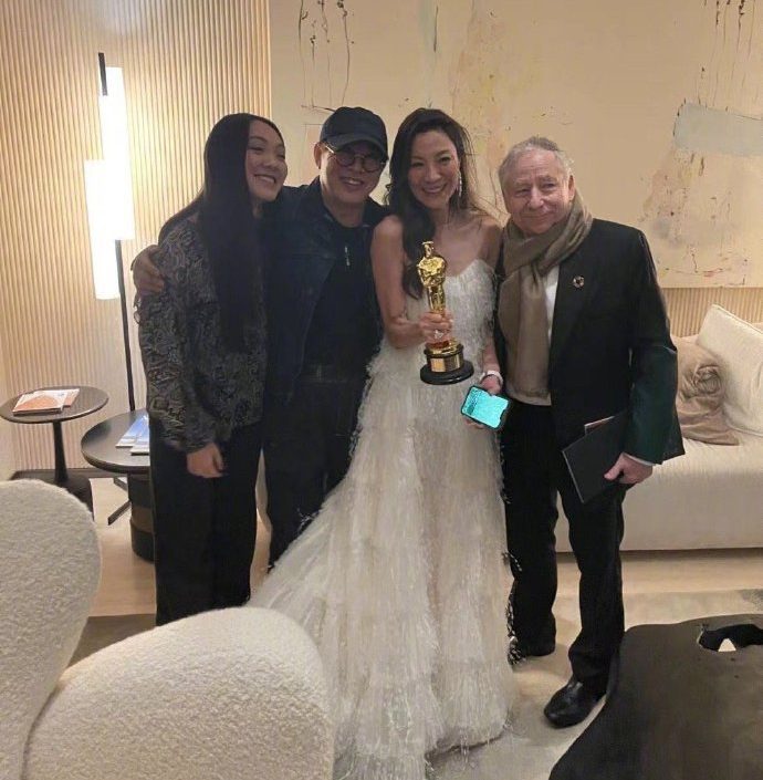 李安发文祝贺杨紫琼 李连杰典礼现场送抱