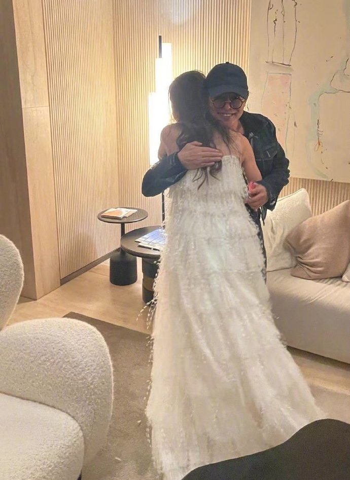 李安发文祝贺杨紫琼 李连杰典礼现场送抱